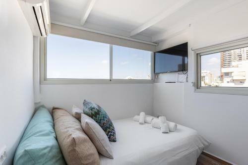 Bright And Modern Studio Apartment