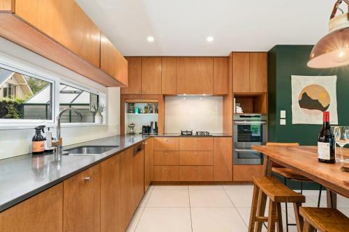 Eely Point Oasis - Wanaka Holiday Home
