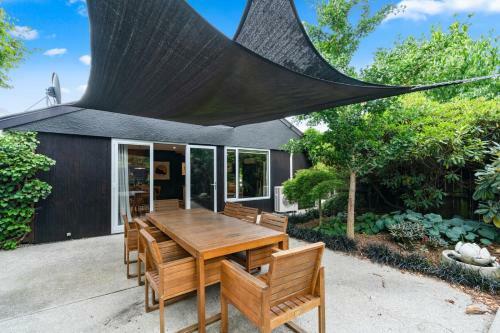 Eely Point Oasis - Wanaka Holiday Home