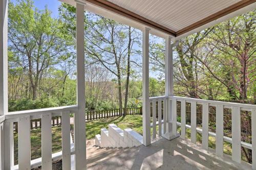 Fayetteville Retreat With Yard - Walk To Campus