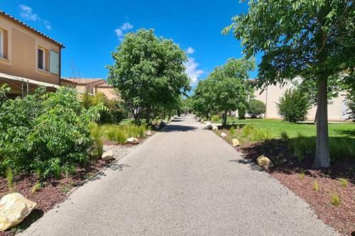 Bright Gite With Terrace And Swimming Pool