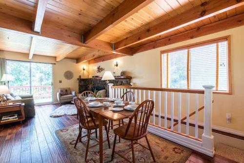 Fun Mid-century Home With Views Walk To Village