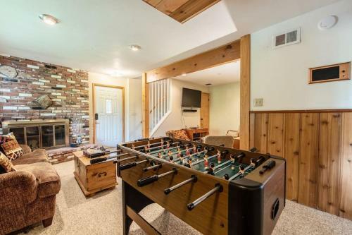 Fun Mid-century Home With Views Walk To Village