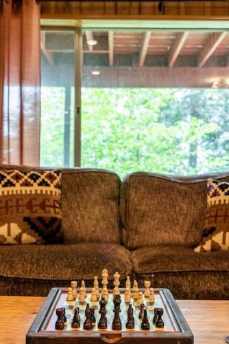 Fun Mid-century Home With Views Walk To Village