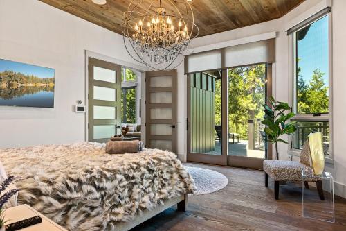Luxury Lakefront Retreat