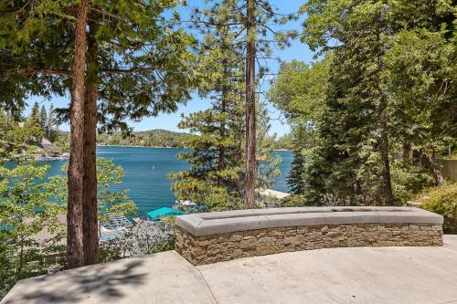 Luxury Lakefront Retreat