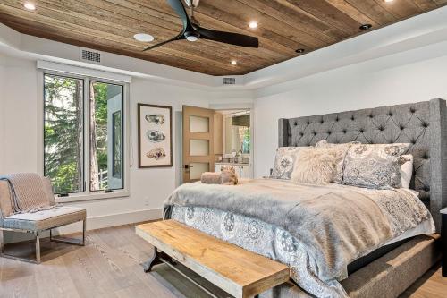 Luxury Lakefront Retreat