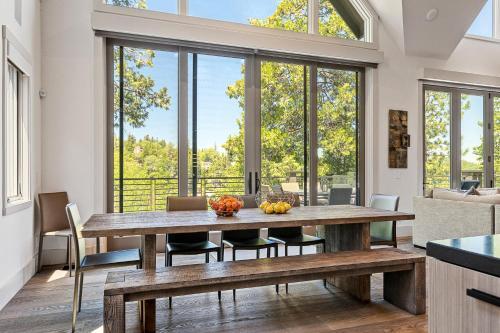 Luxury Lakefront Retreat
