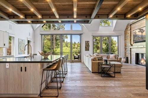 Luxury Lakefront Retreat