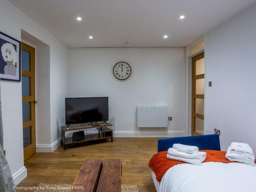 Pass The Keys Central Seaside Apartment With Peaceful Patio