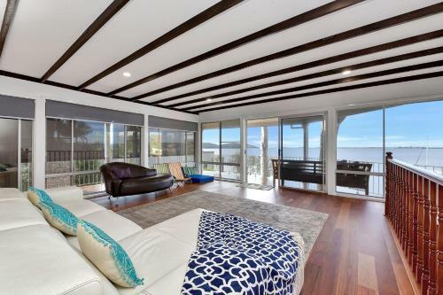 Carey Bay 180 Degree Water Views And Wifi