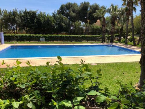 3 Bedrooms, Sleeps 6, In Quiet Area Close To Beach