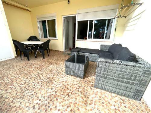 3 Bedrooms, Sleeps 6, In Quiet Area Close To Beach
