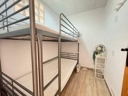 3 Bedrooms, Sleeps 6, In Quiet Area Close To Beach