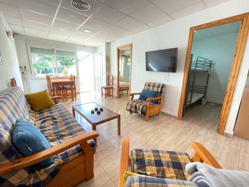 3 Bedrooms, Sleeps 6, In Quiet Area Close To Beach