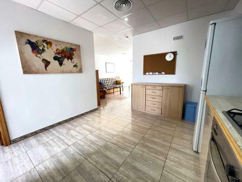 3 Bedrooms, Sleeps 6, In Quiet Area Close To Beach