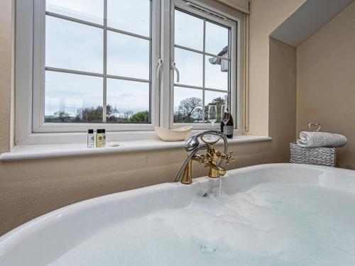 Pass The Keys Spacious Historic Cottage Minutes From Coast