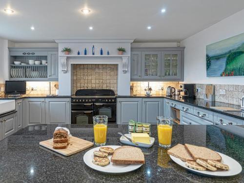 Pass The Keys Spacious Historic Cottage Minutes From Coast
