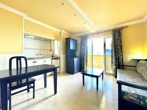 Apartment With Ocean Views In Playa Jardin