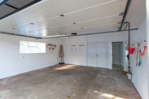 Sunningdale - Beach Side Cottage, Sea Views, Parking