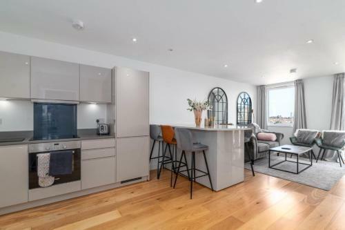 Stunning & Serene Apartment With A Lovely View In Ealing
