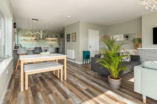 Solace - Beautiful Cottage, Views Over The Wooded Valley