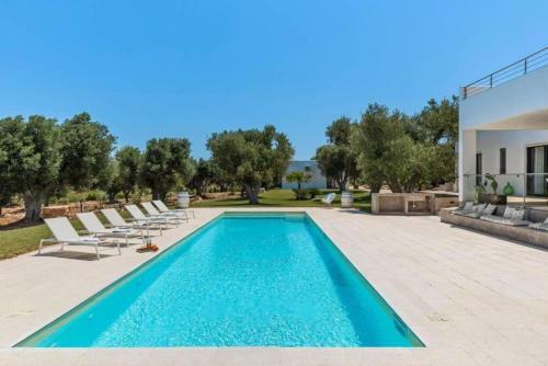 Superb Villa With Private Swimming Pool Near The Beach
