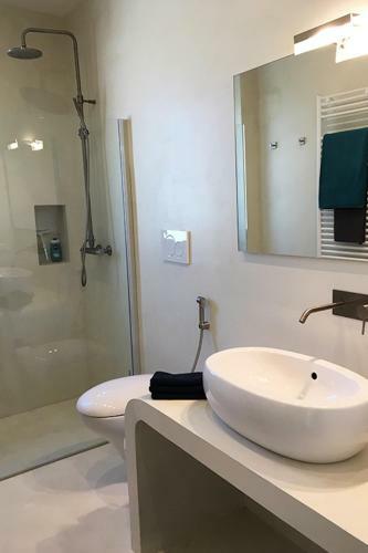 Superb Villa With Private Swimming Pool Near The Beach