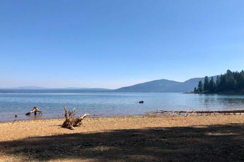 Lake Almanor Cabin With Deck, Less Than Half Mile To Beach!