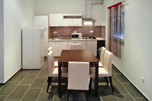 Apartment In Vir Near The Beach