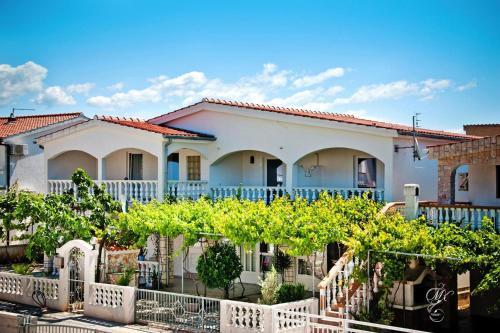 Apartment In Vir Near The Beach