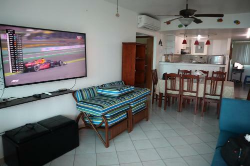 Apartamento De 4 Dormitorios, Piscina Y 2 Parqueo