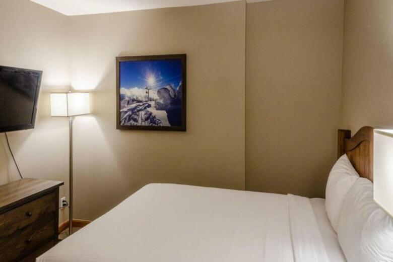 Nancy Greene's Cahilty Lodge - Hotel Room