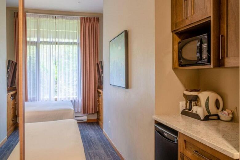 Nancy Greene's Cahilty Lodge - Hotel Room