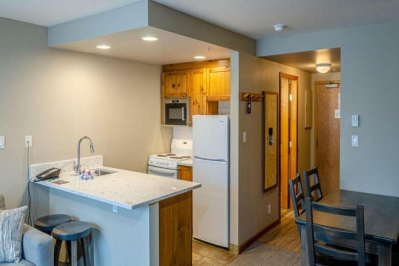 Nancy Greene's Cahilty Lodge - Hotel Room
