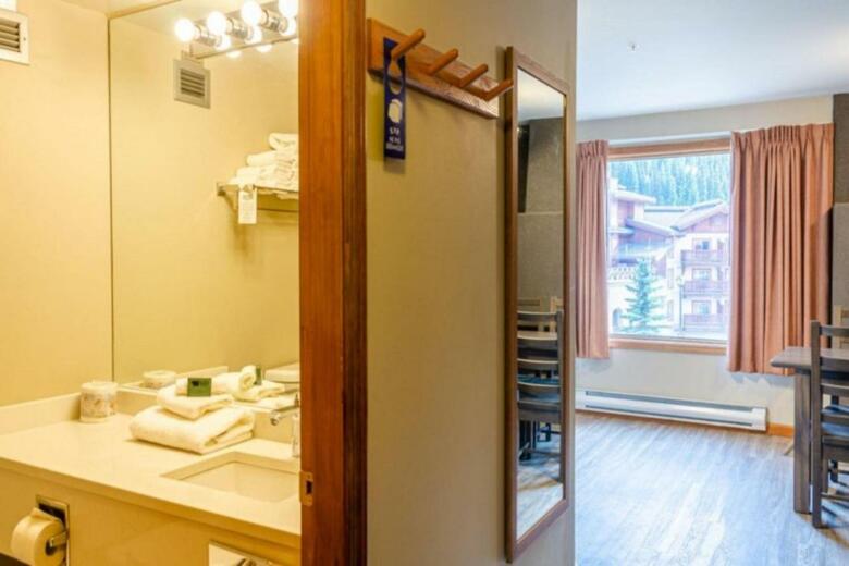 Nancy Greene's Cahilty Lodge - Hotel Room