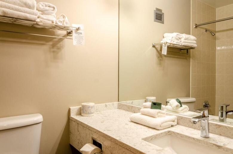 Nancy Greene's Cahilty Lodge - Hotel Room