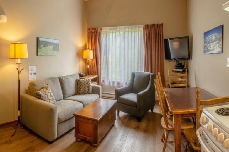 Nancy Greene's Cahilty Lodge - Hotel Room