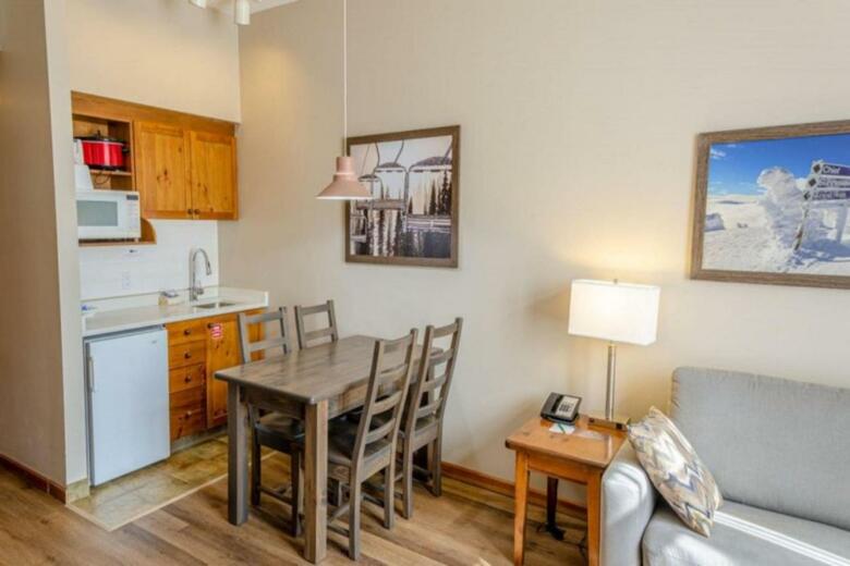 Nancy Greene's Cahilty Lodge - Hotel Room