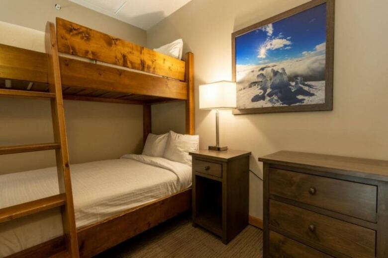 Nancy Greene's Cahilty Lodge - Hotel Room