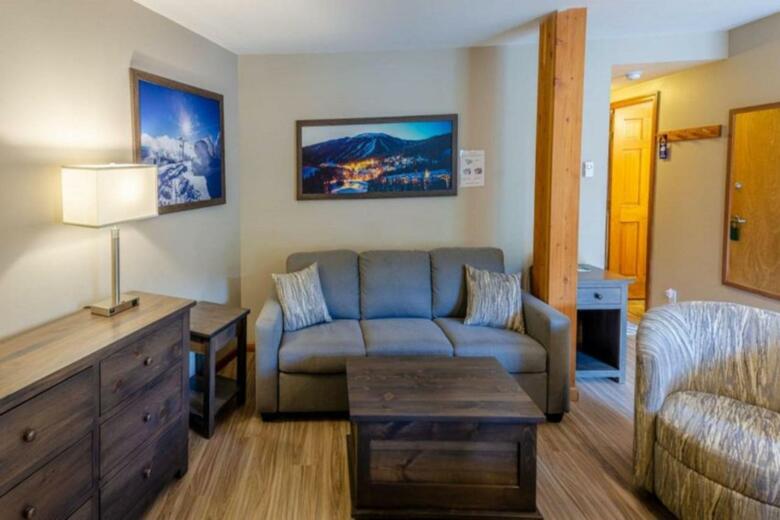Nancy Greene's Cahilty Lodge - Hotel Room
