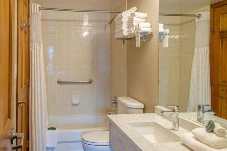 Nancy Greene's Cahilty Lodge - Hotel Room