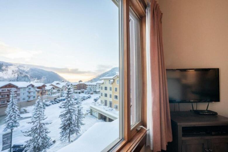 Nancy Greene's Cahilty Lodge - Hotel Room