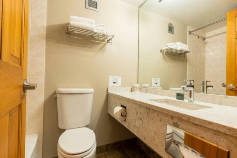Nancy Greene's Cahilty Lodge - Hotel Room