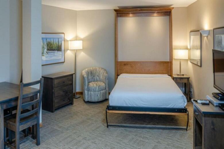 Nancy Greene's Cahilty Lodge - Hotel Room