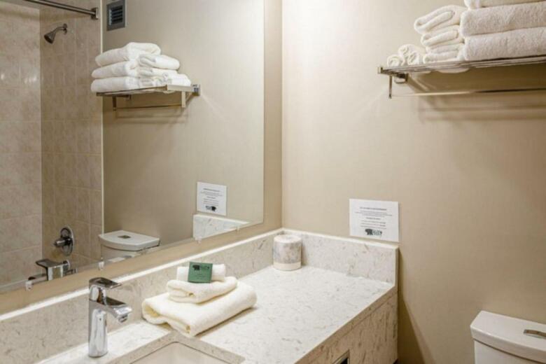 Nancy Greene's Cahilty Lodge - Hotel Room