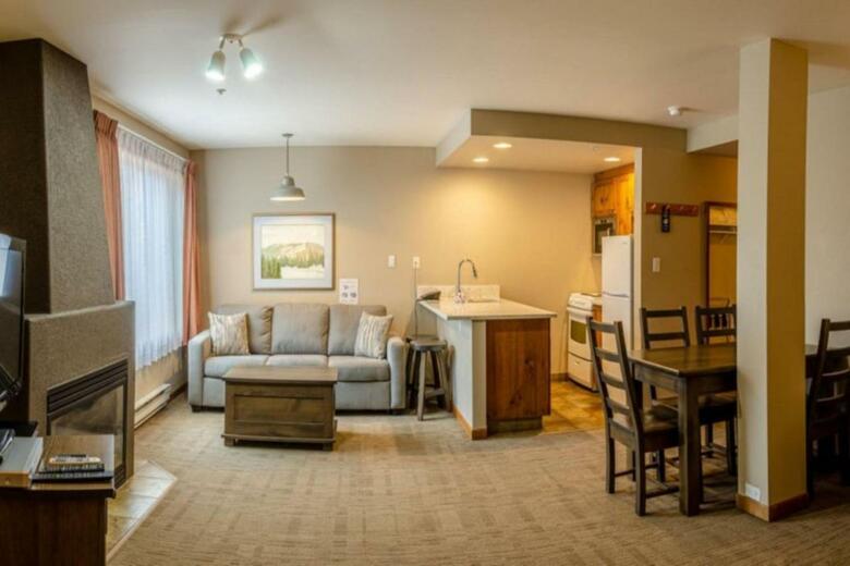 Nancy Greene's Cahilty Lodge - Hotel Room