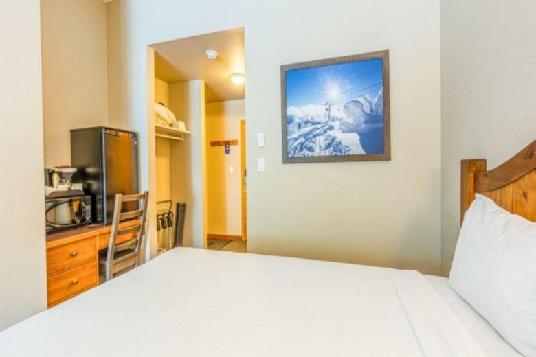 Nancy Greene's Cahilty Lodge - Hotel Room