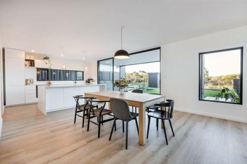 Space+light Lounge By Pool Walk To Town Beach