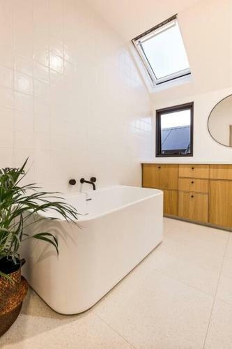 Space+light Lounge By Pool Walk To Town Beach